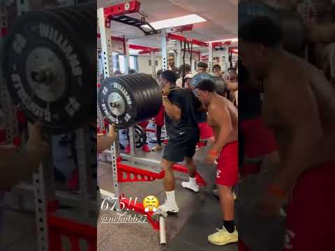 Nick Chubb with the Calves of Hercules 😳| Squatting 675 Pounds